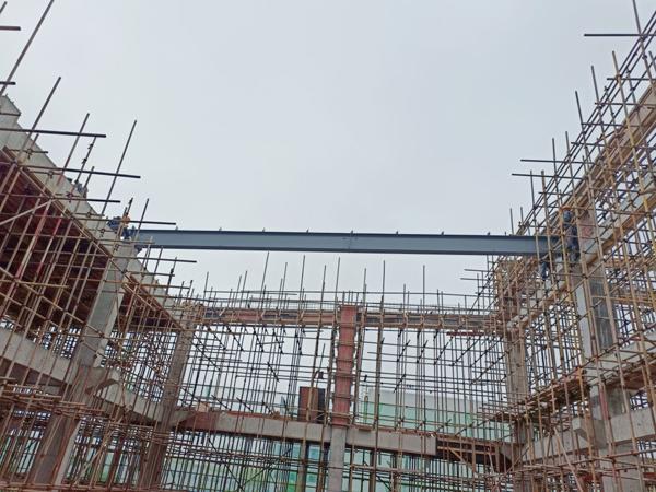 銅箔三期分切車間首榀鋼梁吊裝完成