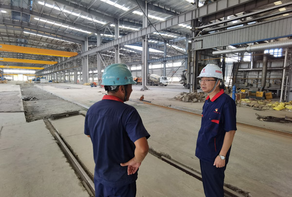 公司黨委書(shū)記走訪慰問(wèn)一線職工 公司黨委書(shū)記走訪慰問(wèn)一線職工