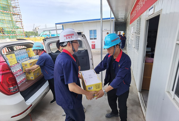 公司黨委書(shū)記走訪慰問(wèn)一線職工 公司黨委書(shū)記走訪慰問(wèn)一線職工